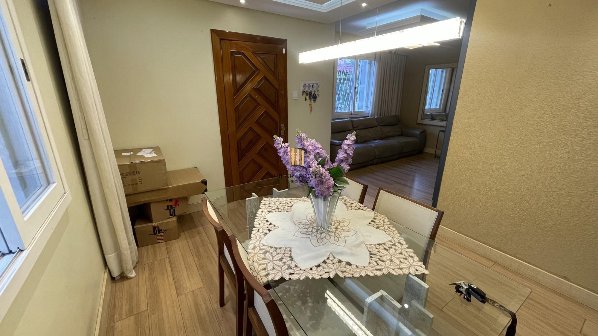 Casa térrea com 2 suítes com amplo pátio,