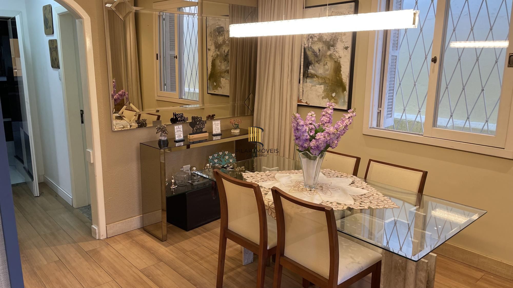 Casa térrea com 2 suítes com amplo pátio,