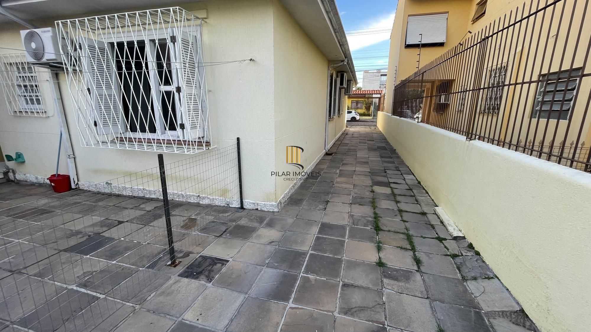 Casa térrea com 2 suítes com amplo pátio,