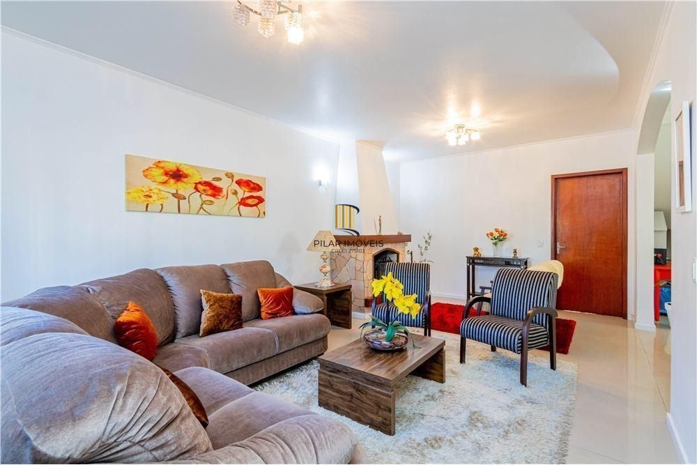 Ampla casa com 4 Dormitórios e Pátio Próximo a Adda Mascarenhas