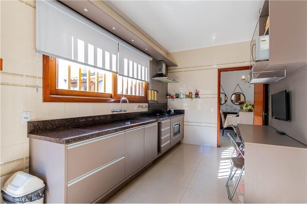 Ampla casa com 4 Dormitórios e Pátio Próximo a Adda Mascarenhas