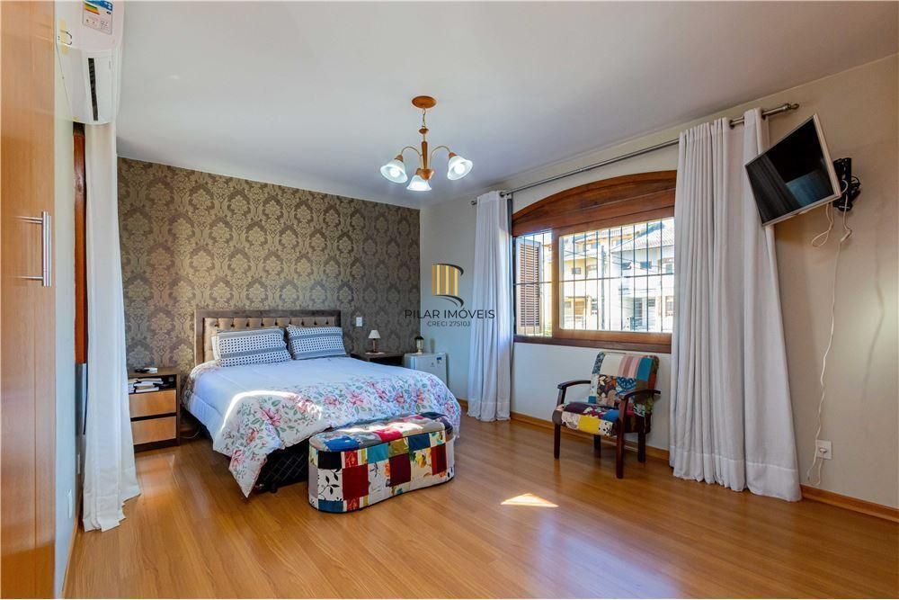 Ampla casa com 4 Dormitórios e Pátio Próximo a Adda Mascarenhas