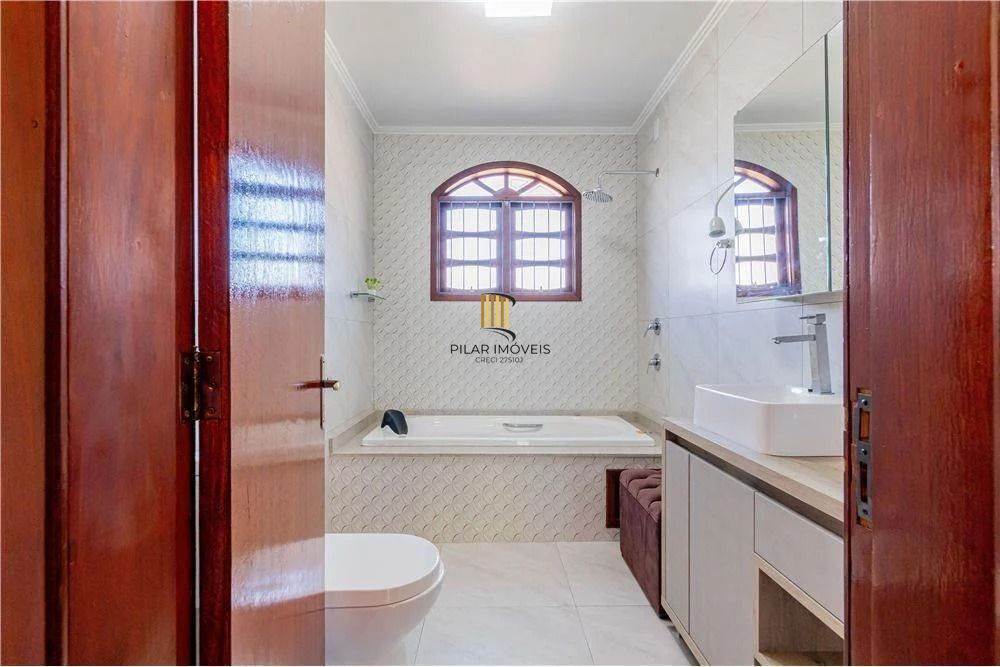 Ampla casa com 4 Dormitórios e Pátio Próximo a Adda Mascarenhas