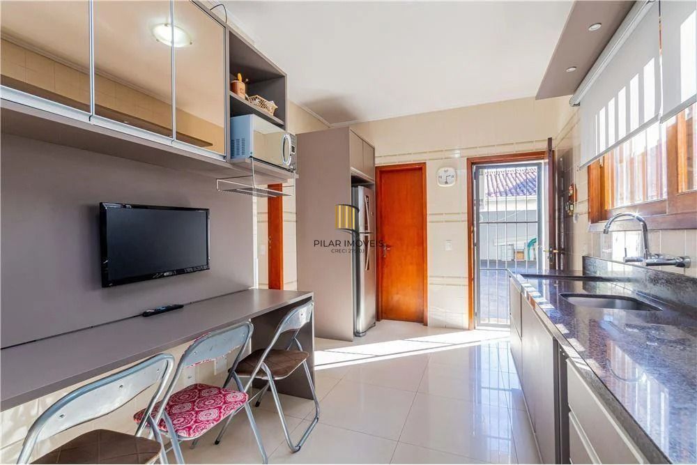 Ampla casa com 4 Dormitórios e Pátio Próximo a Adda Mascarenhas