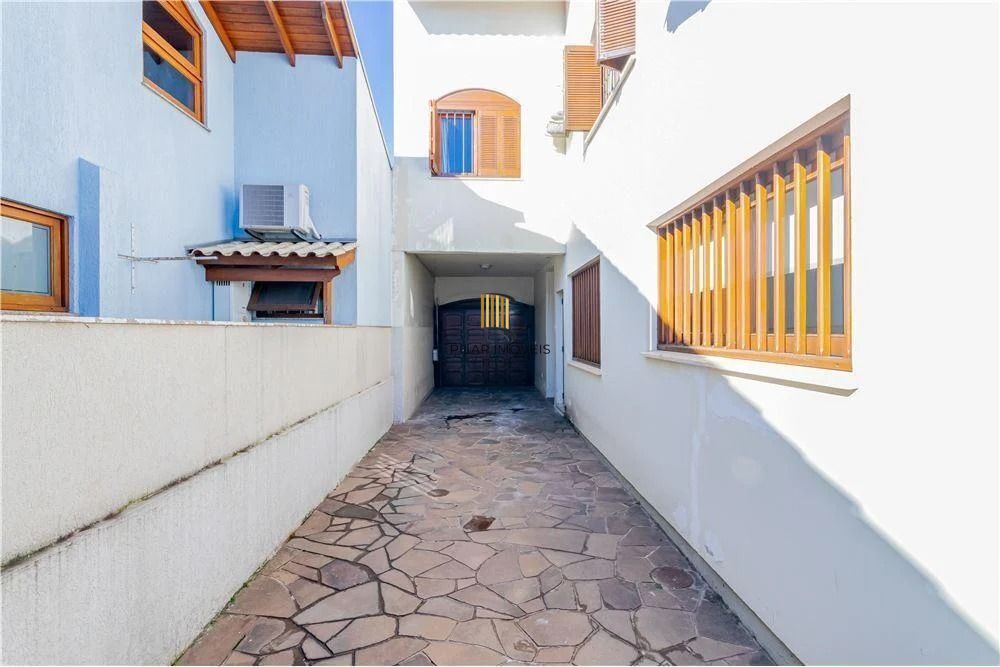 Ampla casa com 4 Dormitórios e Pátio Próximo a Adda Mascarenhas