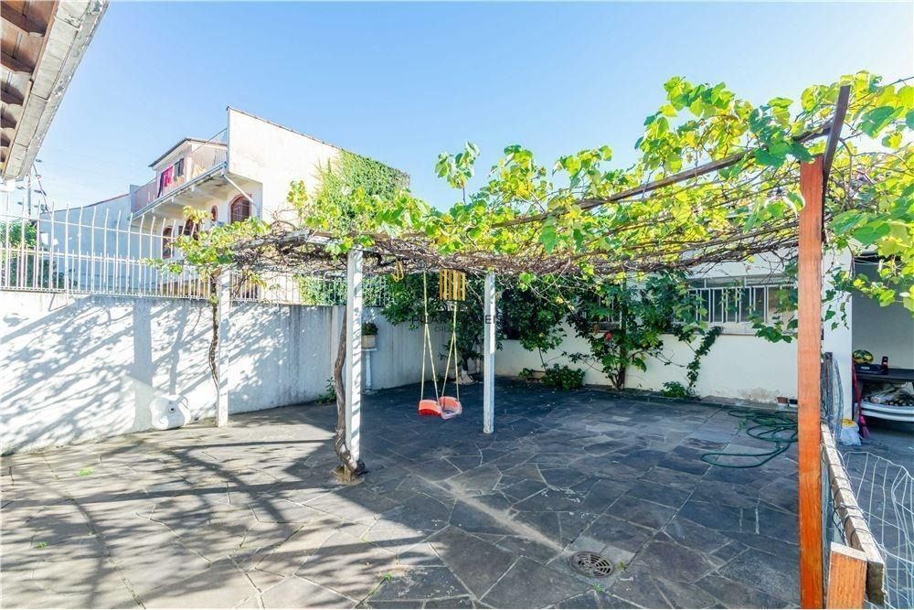 Ampla casa com 4 Dormitórios e Pátio Próximo a Adda Mascarenhas