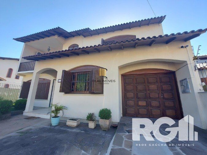 Ampla casa com 4 Dormitórios e Pátio Próximo a Adda Mascarenhas