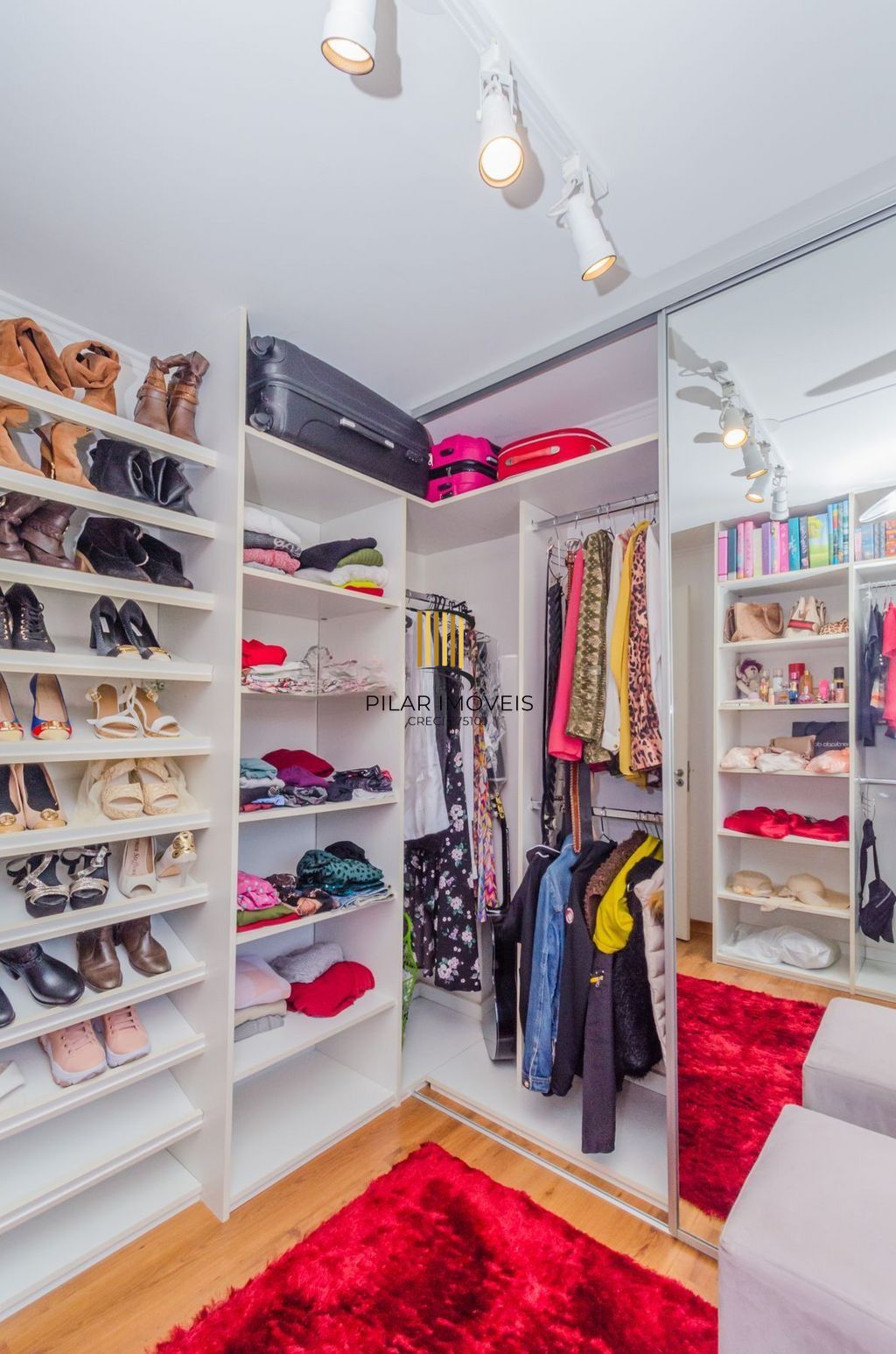 Casa em Condomínio 4 Dormitórios com Suíte no Lindoia - Porto Alegre