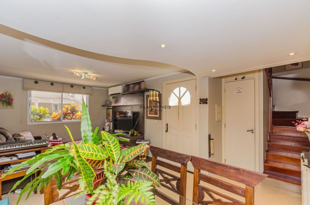 Casa em Condomínio 4 Dormitórios com Suíte no Lindoia - Porto Alegre