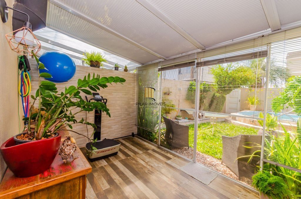 Casa em Condomínio 4 Dormitórios com Suíte no Lindoia - Porto Alegre