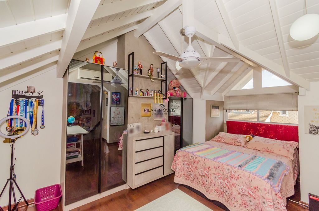 Casa em Condomínio 4 Dormitórios com Suíte no Lindoia - Porto Alegre