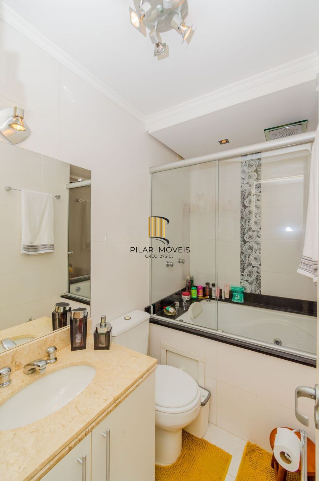 Casa em Condomínio 4 Dormitórios com Suíte no Lindoia - Porto Alegre