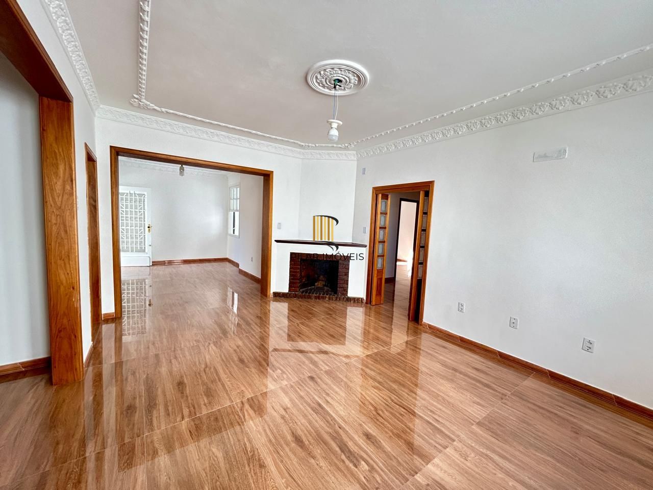 Casa 8 dormitórios, 5 banheiros e 6 vagas no Bairro São João Porto Alegre