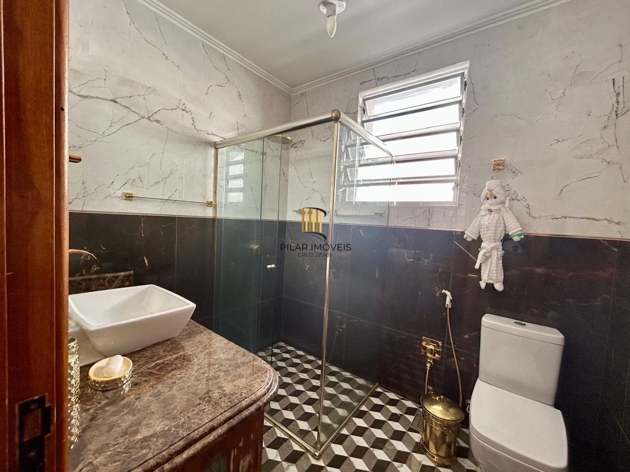 Casa 8 dormitórios, 5 banheiros e 6 vagas no Bairro São João Porto Alegre