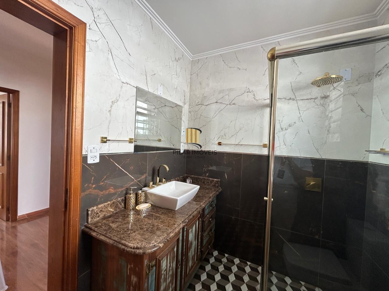 Casa 8 dormitórios, 5 banheiros e 6 vagas no Bairro São João Porto Alegre