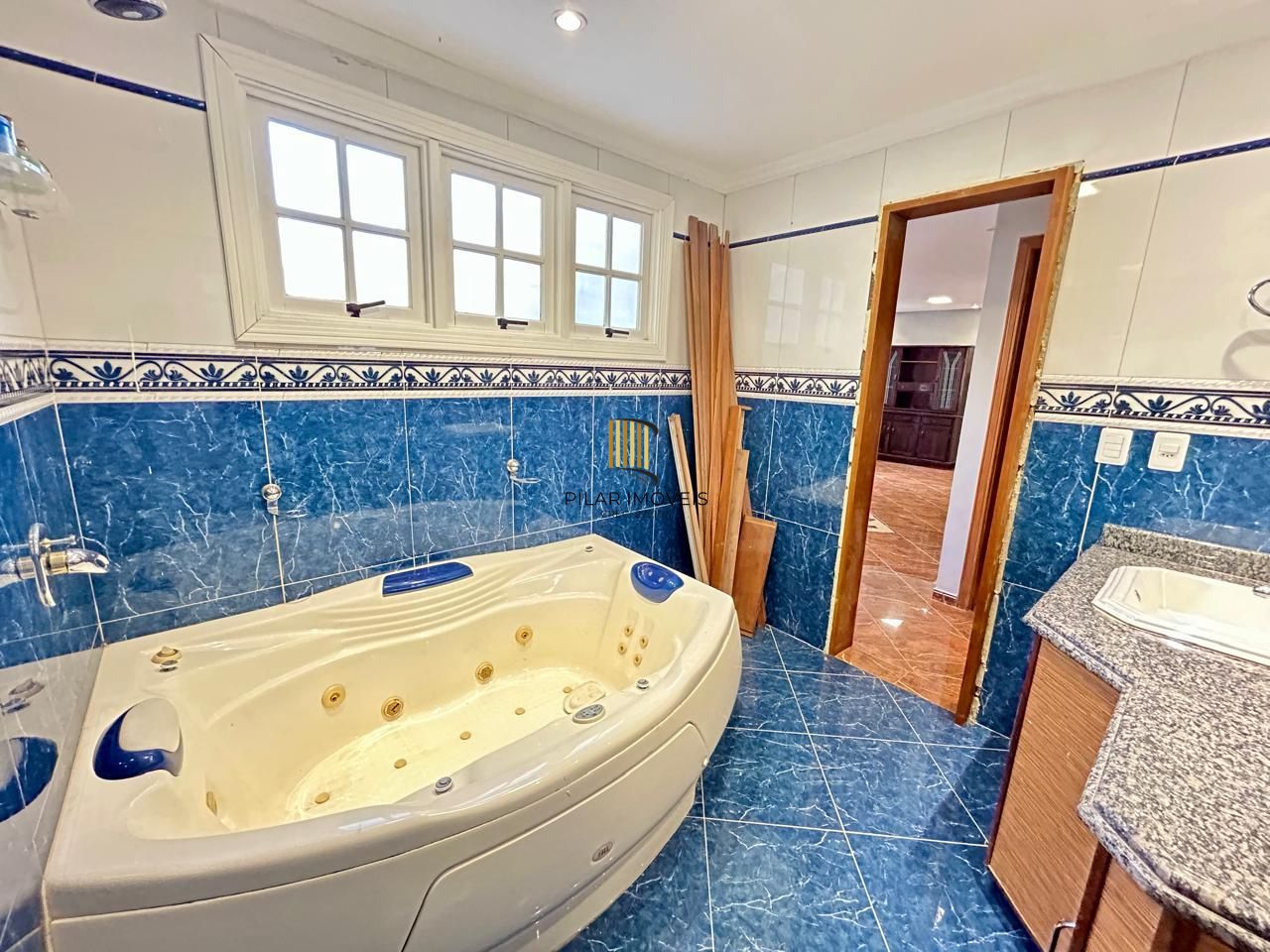 Casa 8 dormitórios, 5 banheiros e 6 vagas no Bairro São João Porto Alegre