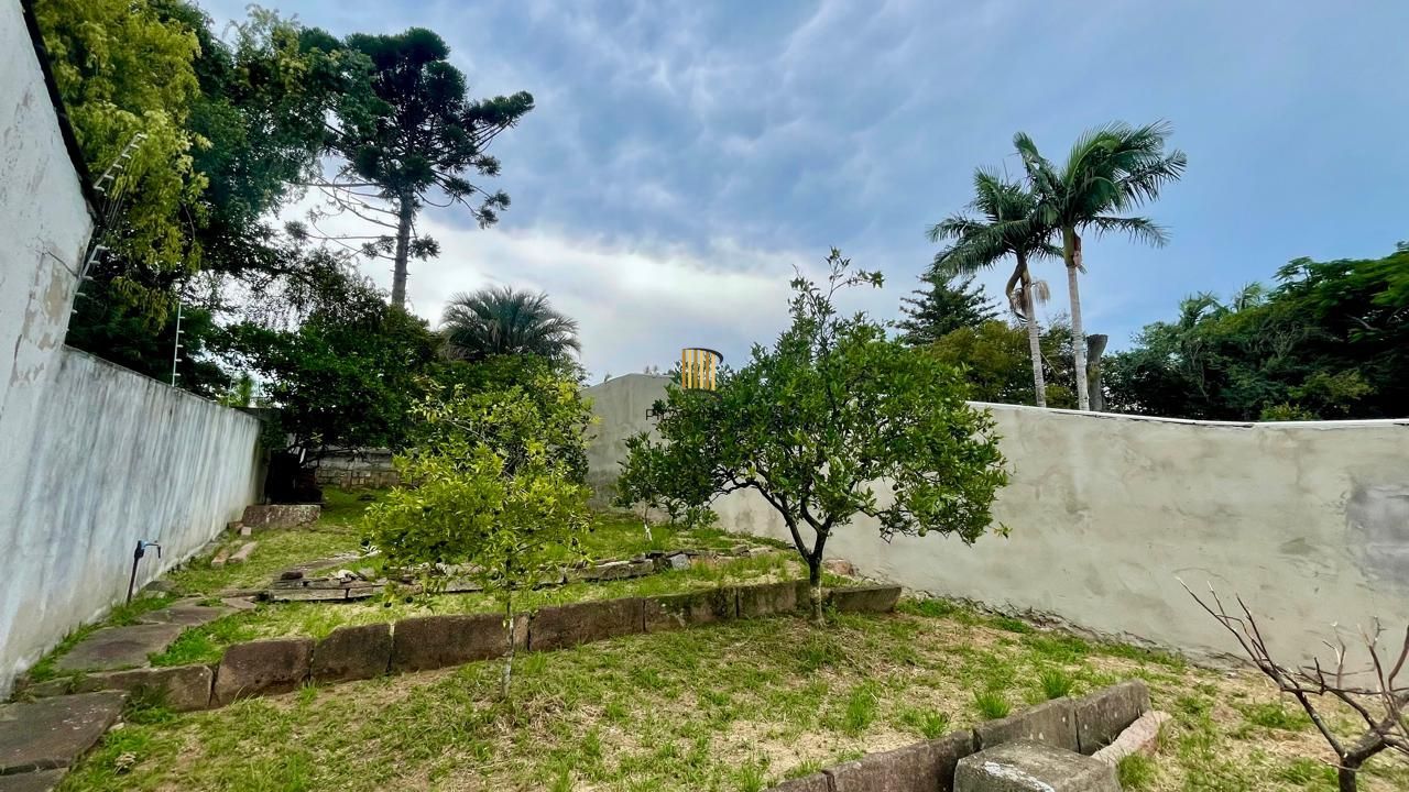 Terreno com casa e árvores frutíferas no Três Figueiras