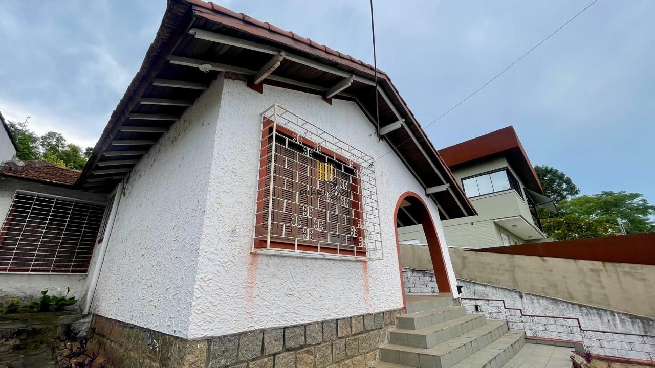 Casa ampla com pátio gourmet e árvores frutíferas