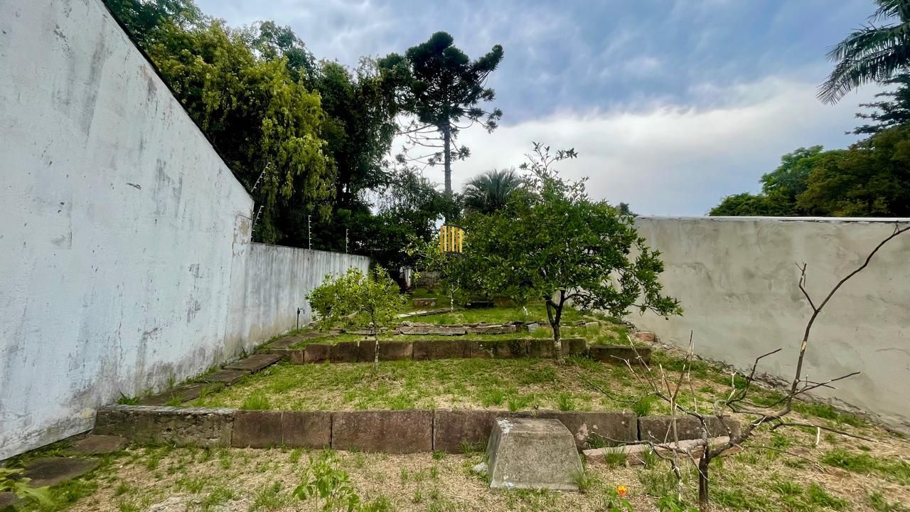 Terreno em área nobre com casa averbada e árvores frutíferas