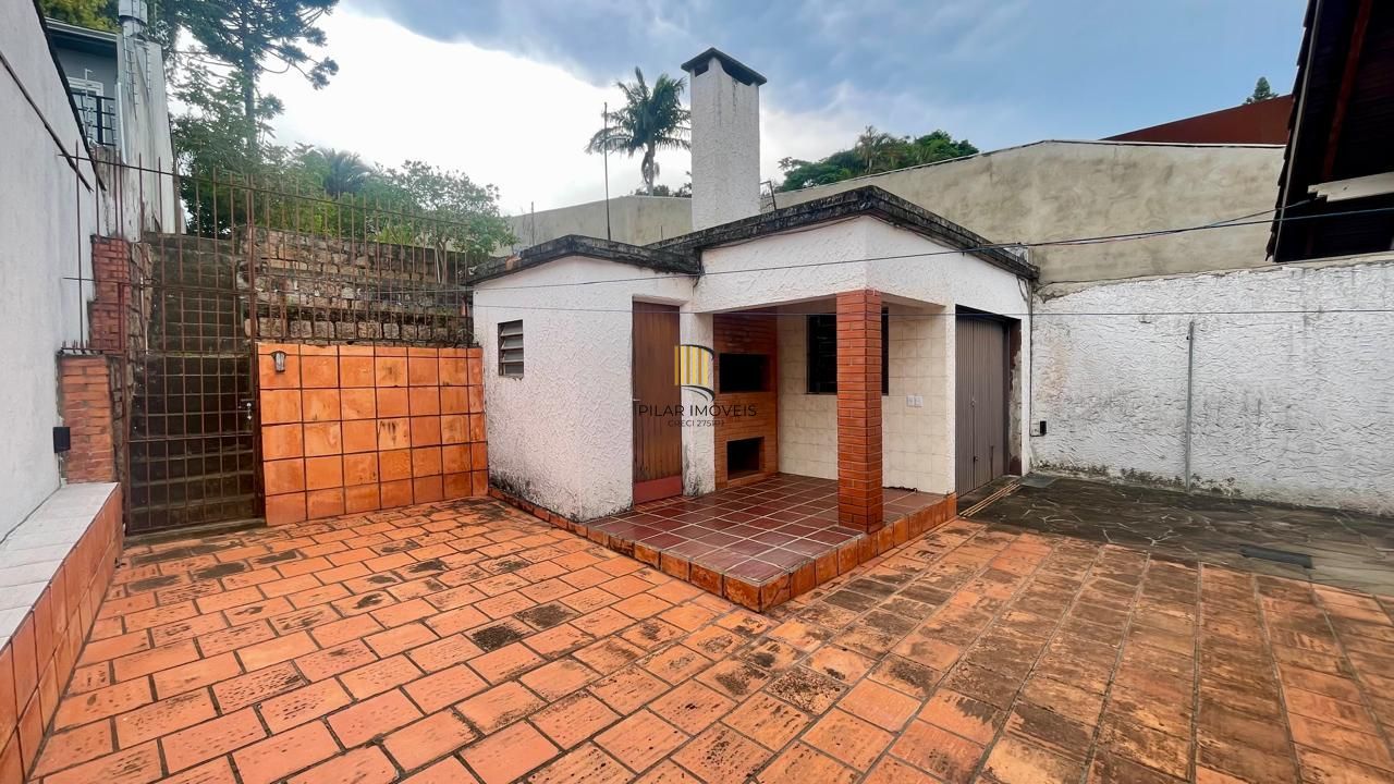 Terreno em área nobre com casa averbada e árvores frutíferas