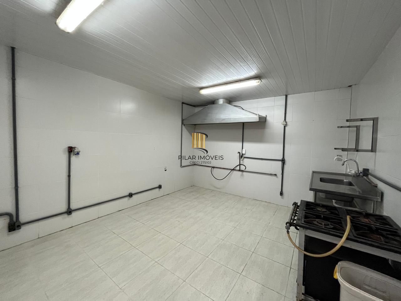 Prédio Comercial à venda com 5 salas, 400m², 6 vagas, Rua Laudelino Freire no bairro Sarandi em Porto Alegre