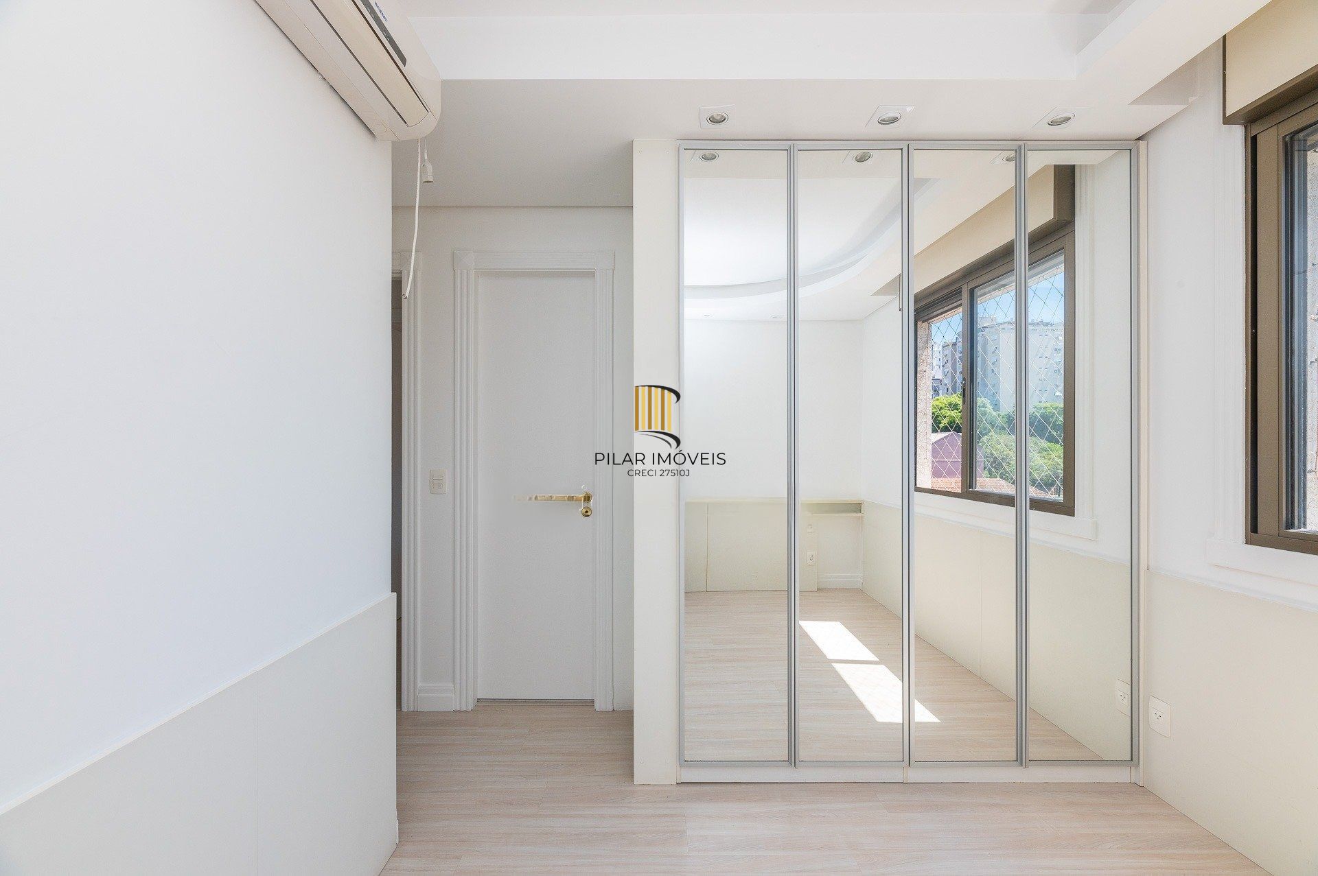 Com 169m² privativos, 03 suítes, 2 vagas na Rua Marques o Pombal- Moinhos de Vento