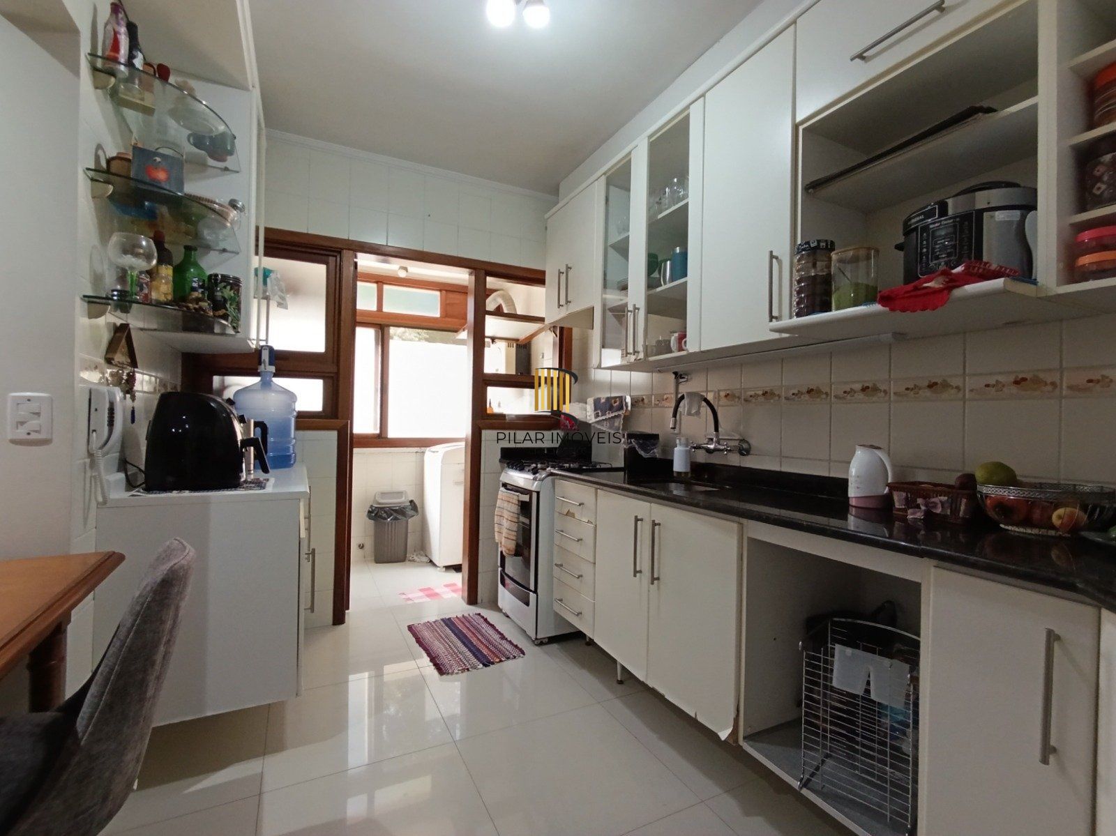 Apartamento de 2 dormitórios com suíte, sacada e churrasqueira.