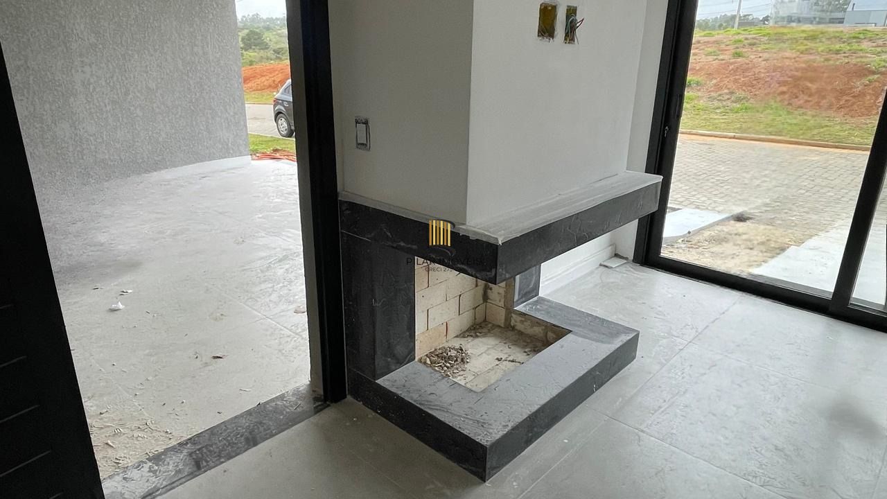 Casa em condomínio com 3 dormitórios, 2 suítes, churrasqueira, lareira e 2 vagas.