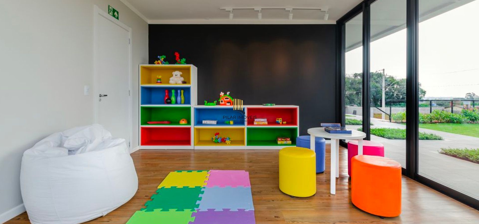 Casa em condomínio com 3 dormitórios, suíte e 2 vagas.