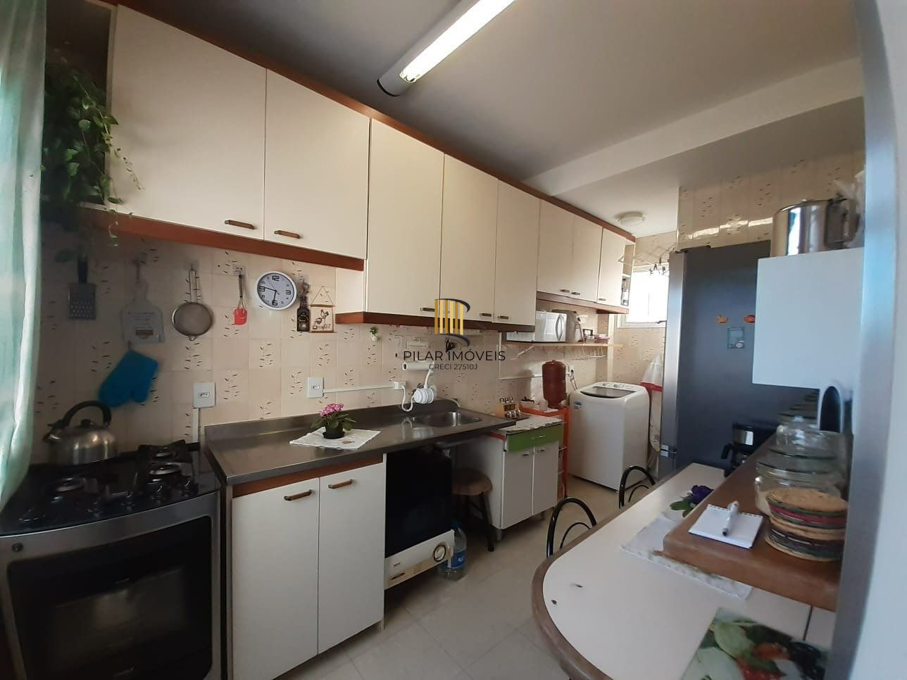 Apartamento com 3 dormitórios, living 2 ambientes, banheiro social, total de 109,57m² privativos, cozinha e área de serviço separadas.