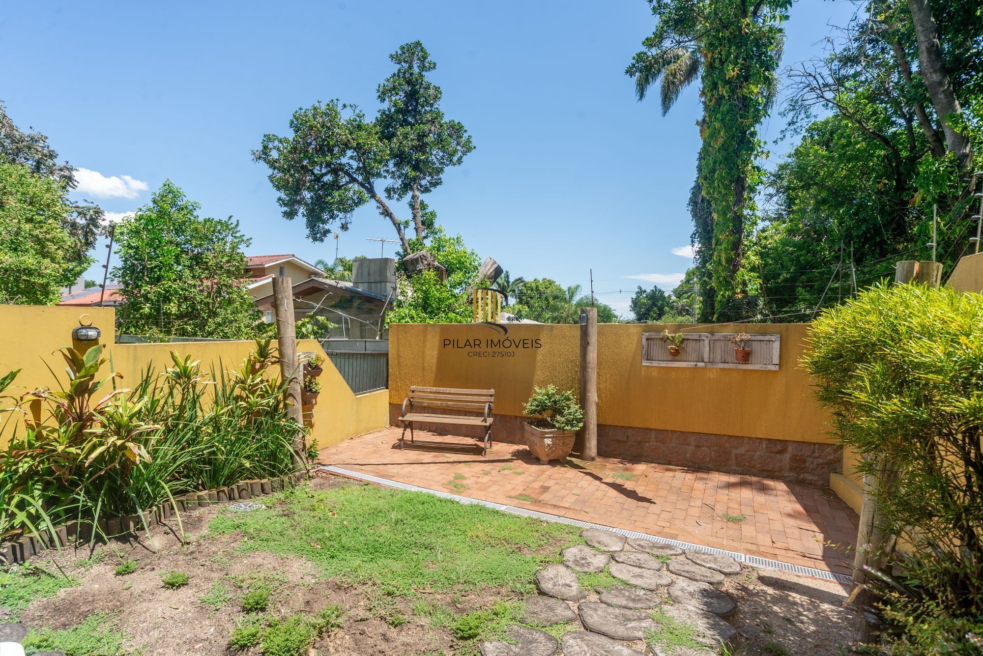 Casa térrea com 4 dormitórios, 2 suítes e 3 vagas.