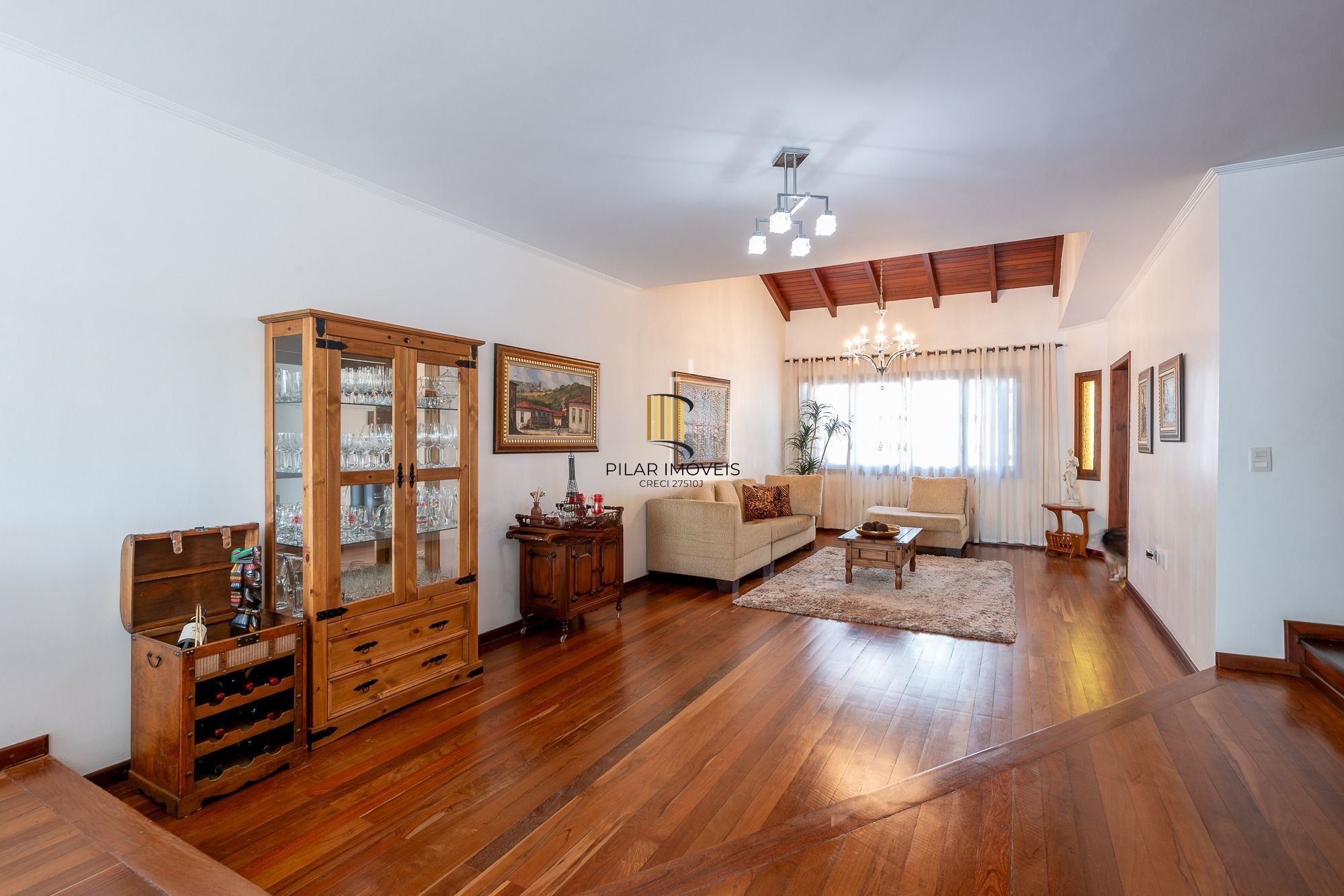 Casa com 5 Dormitórios, Suíte Master e Piscina no Jardim Planalto