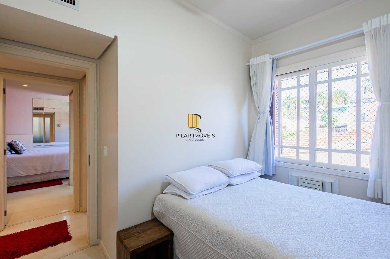 Amplo apartamento semimobiliado com lareira e 2 vagas