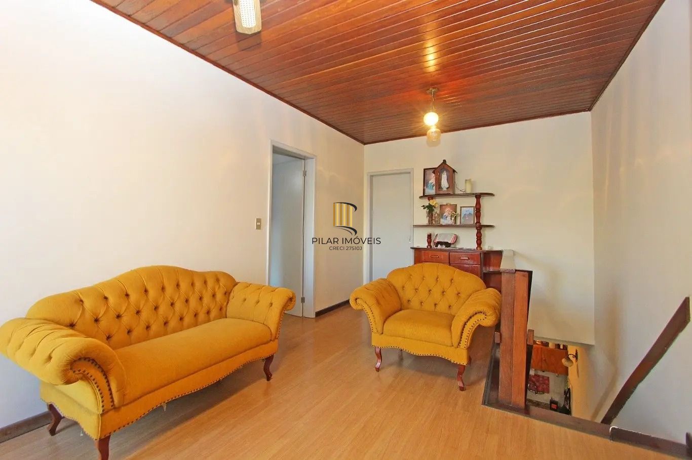 Ampla casa com 5 dormitórios e terraço no Passo da Areia