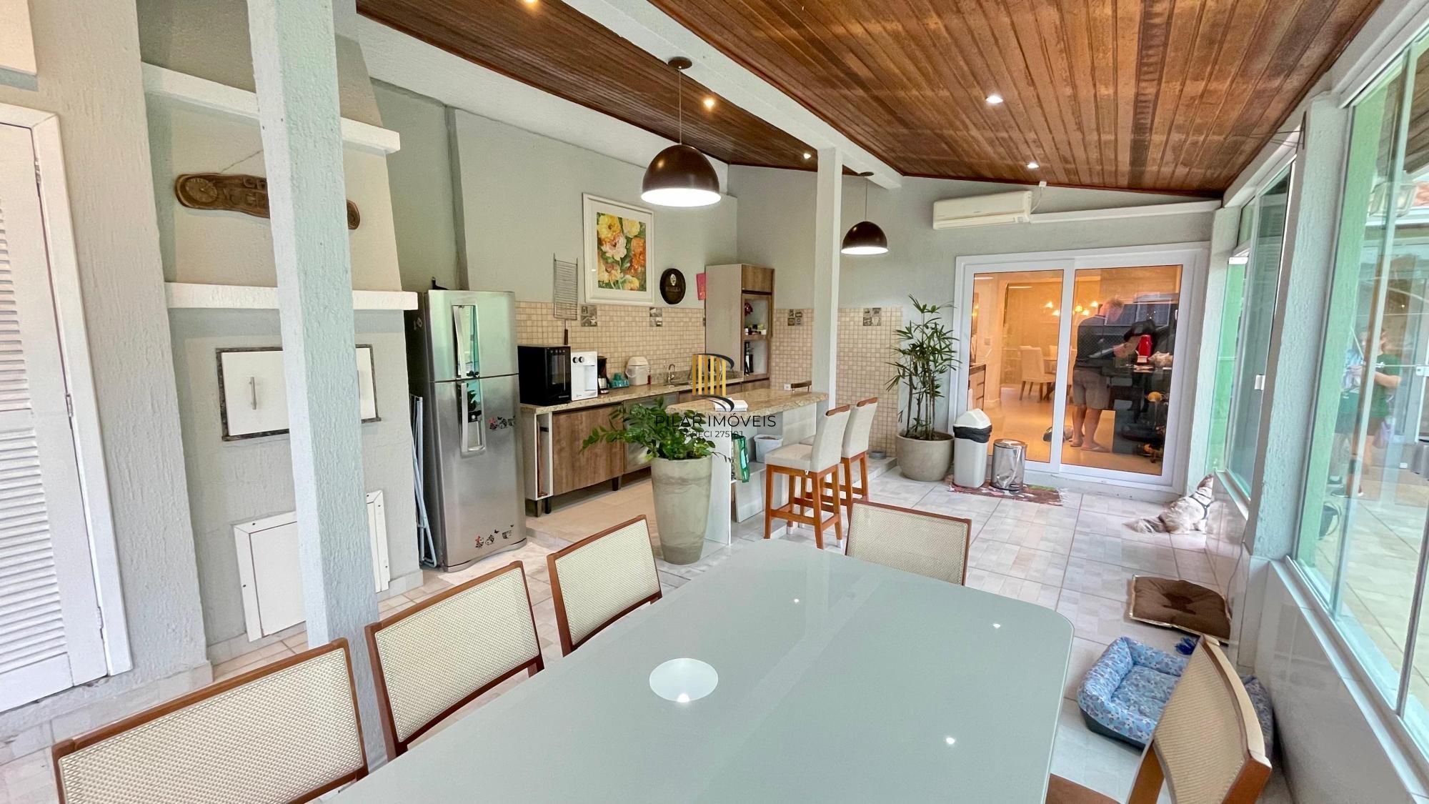 Casa térrea 100% mobiliada com 3 dormitórios, suíte, piscina e 3 vagas.