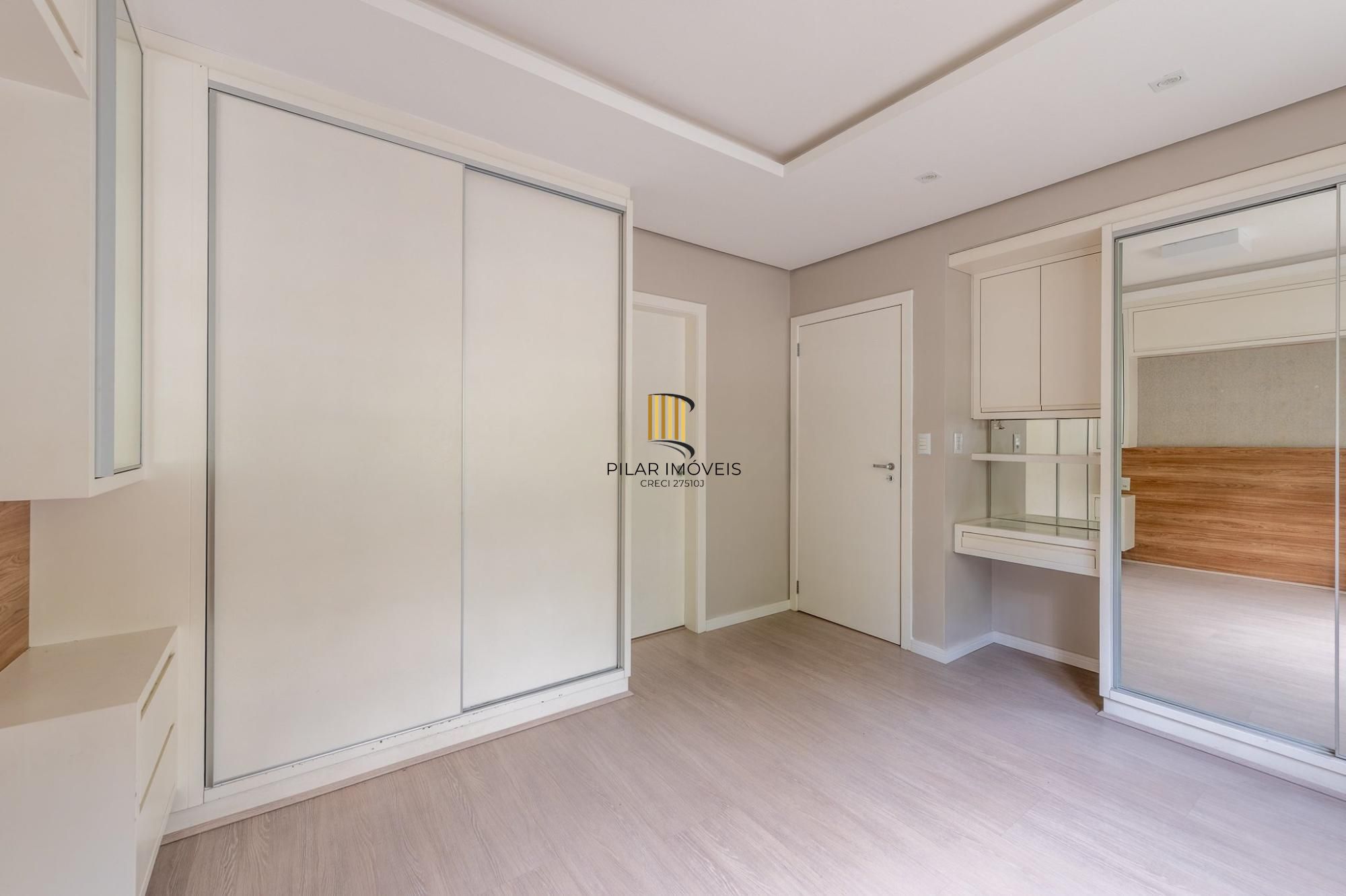 Apartamento 3 dormitórios, suíte, amplo living e vaga coberta.