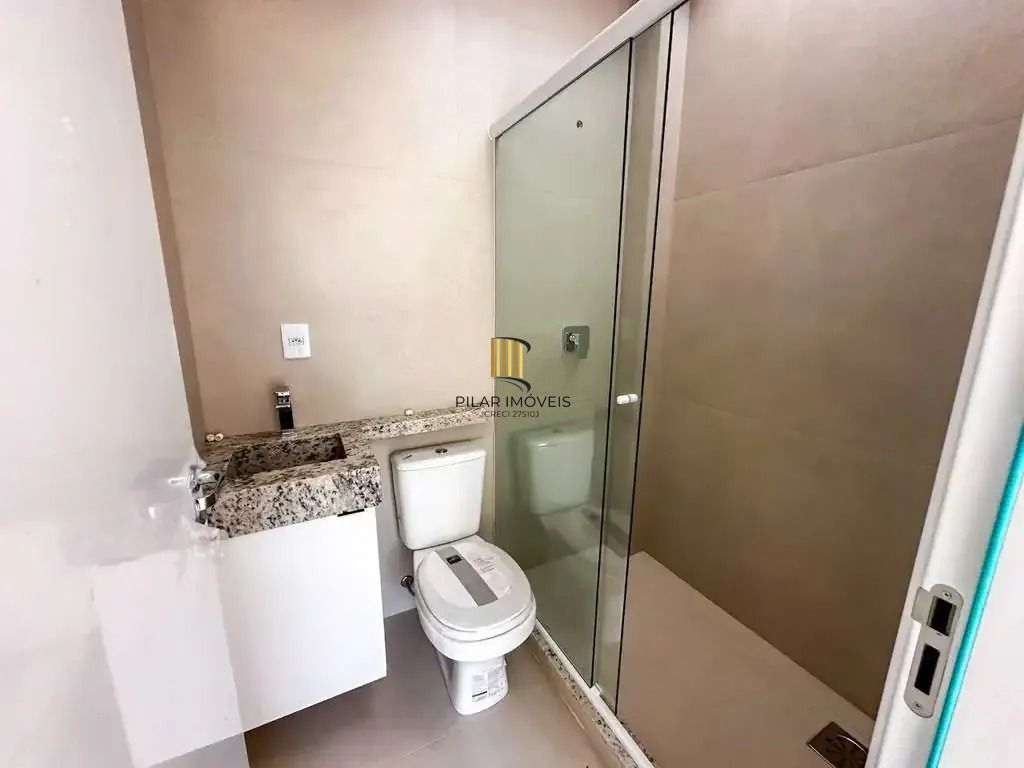 Casa com 3 dormitórios, suíte, churrasqueira, lareira e 2 vagas de garagem.