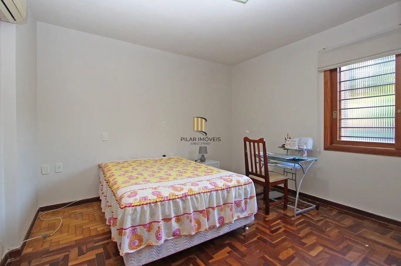 Ampla casa com 5 dormitórios e terraço no Passo da Areia