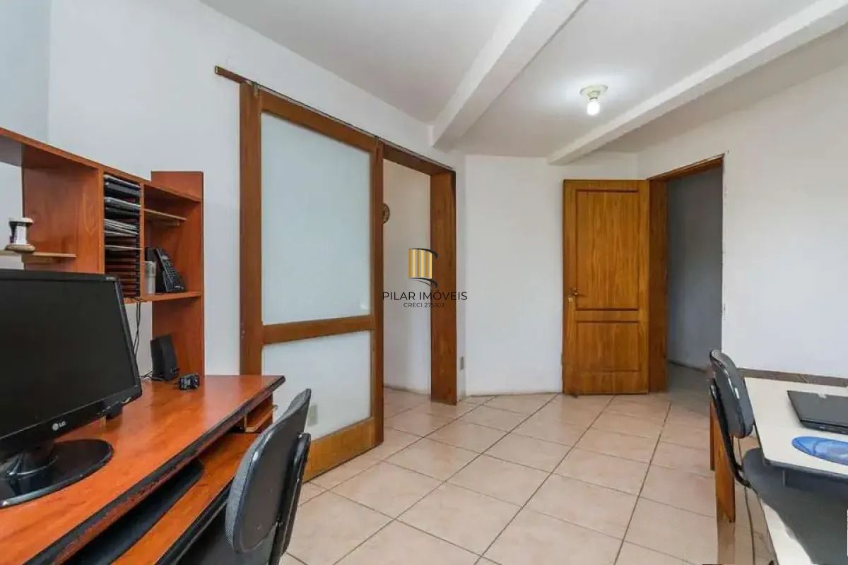 Casa térrea com 5 dormitórios, 2 suítes, 3 vagas.