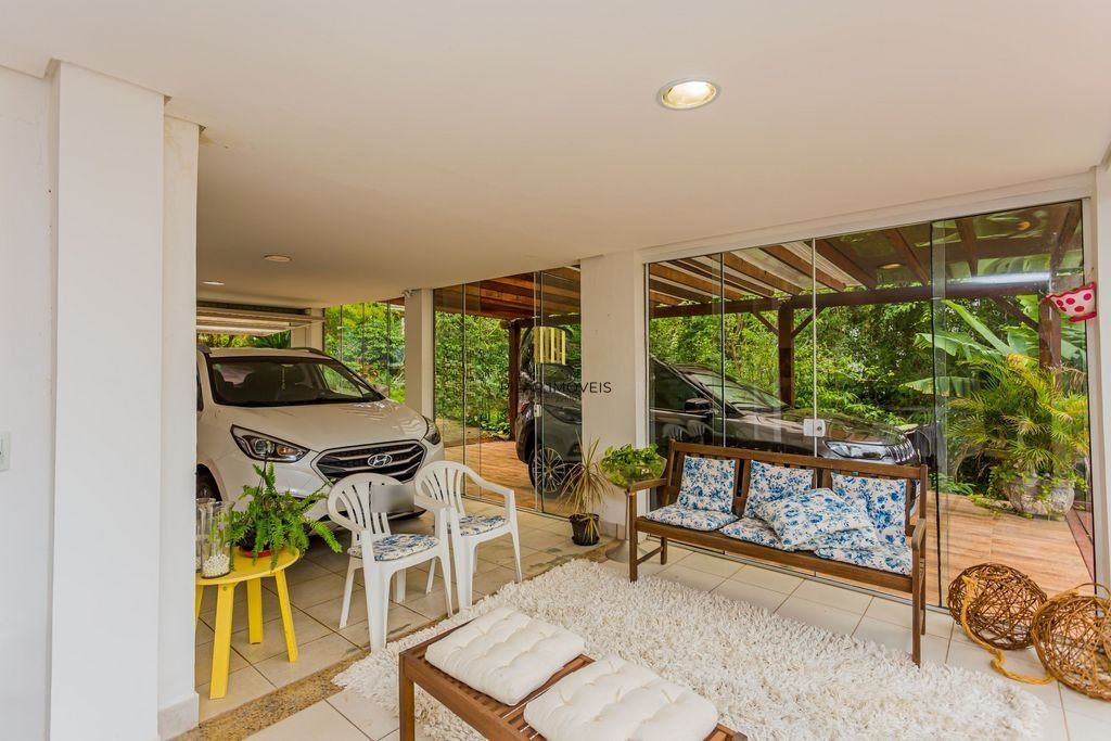 Casa em Condomínio com 3 dormitórios, suíte e 2 vagas cobertas.