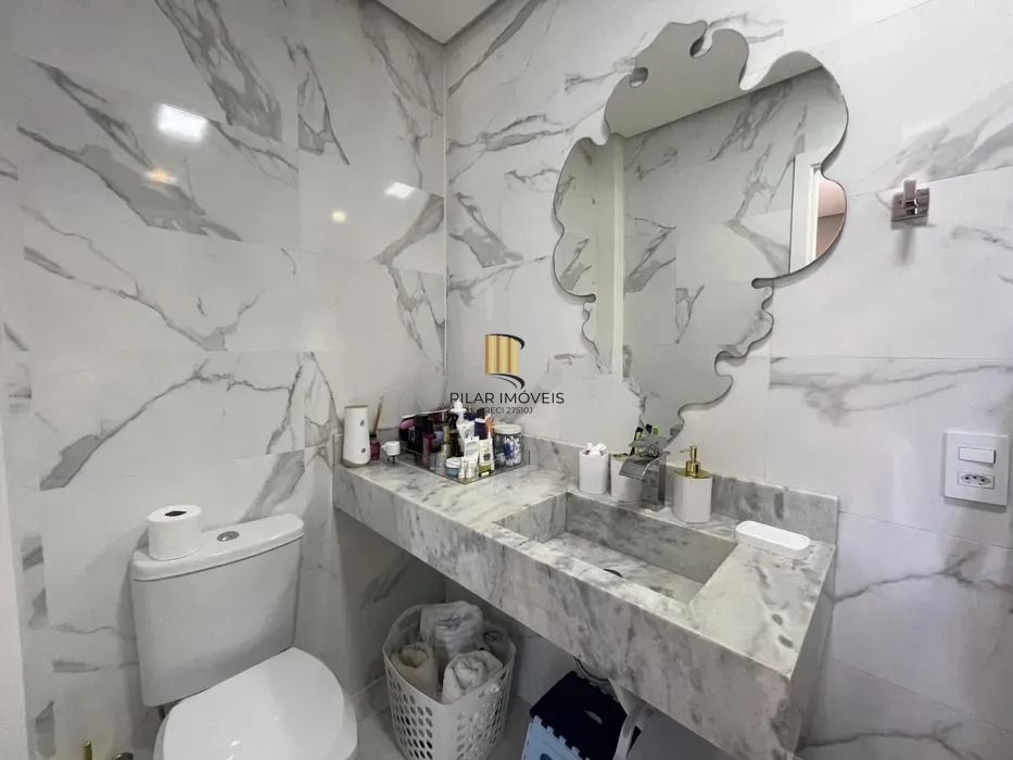 Casa em condomínio com 3 dormitórios, suíte e 2 vagas.