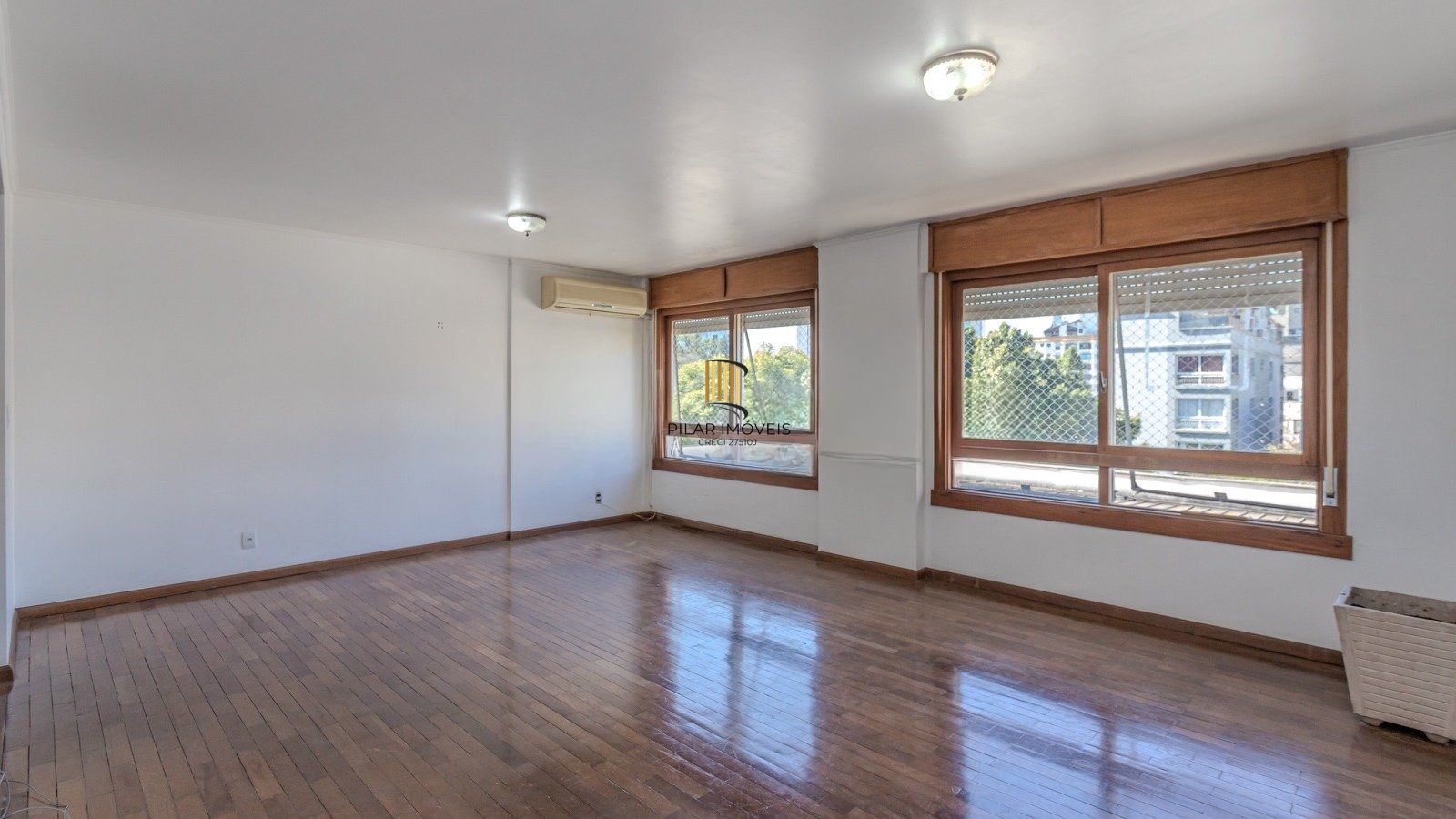 Apartamento semimobiliado de 140 m² privativos no bairro Mont'Serrat