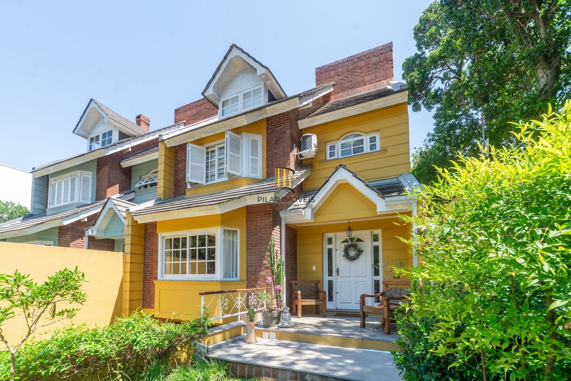 Casa térrea com 4 dormitórios, 2 suítes e 3 vagas.