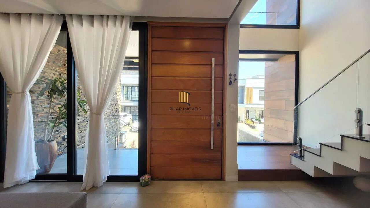 Casa em condomínio com 3 dormitórios, suíte e 2 vagas.