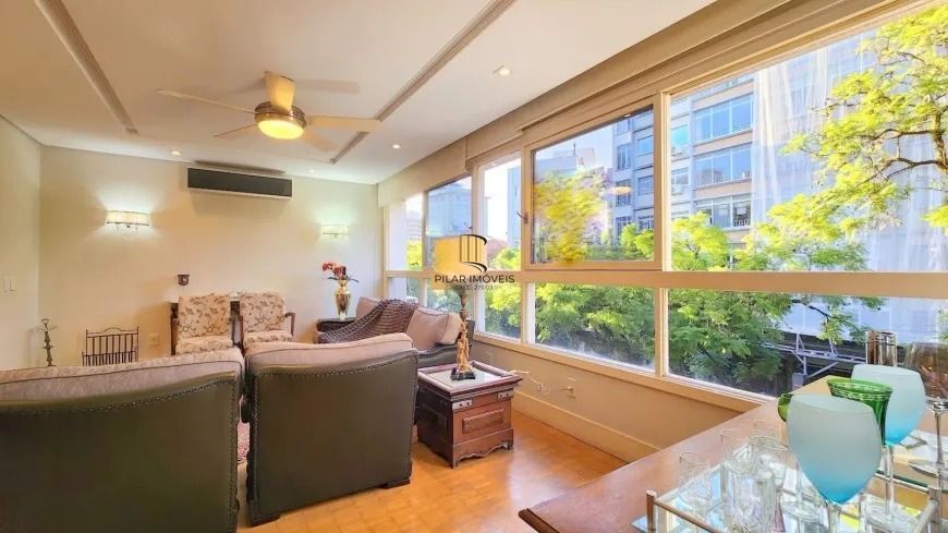 Apartamento 3 dormitórios, suíte, semimobiliado e duas vagas de garagem.