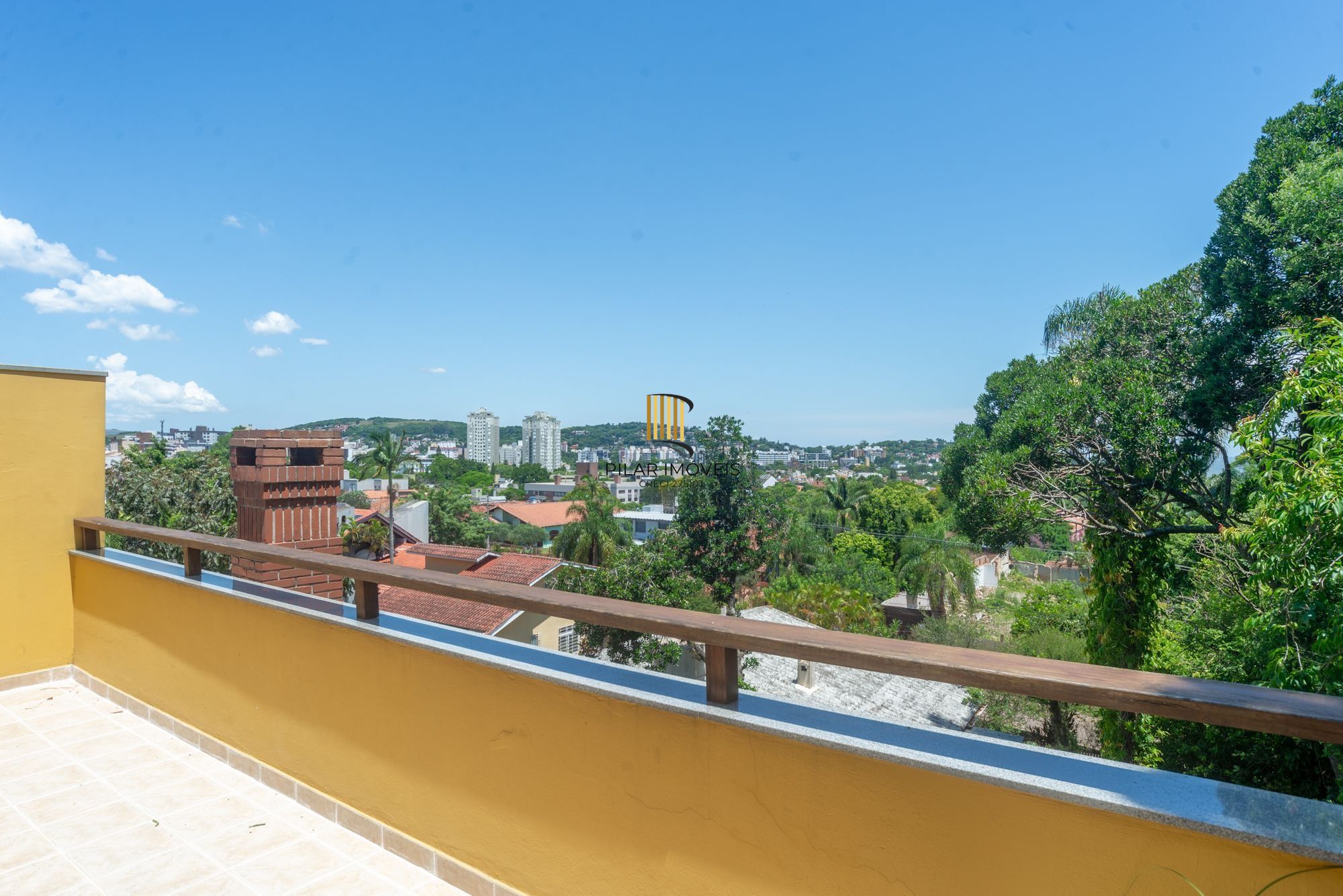 Casa térrea com 4 dormitórios, 2 suítes e 3 vagas.