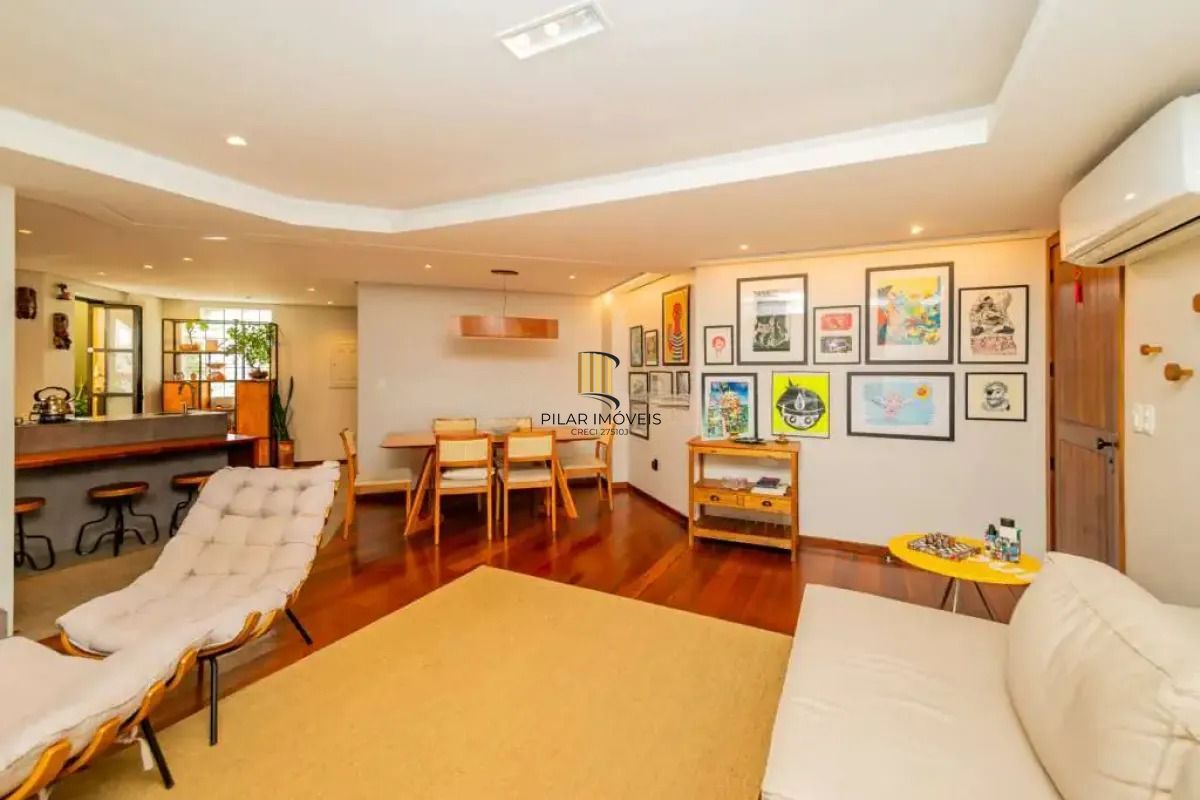 Casa em condomínio com 3 dormitórios, revertido em 2, suíte e 2 vagas.