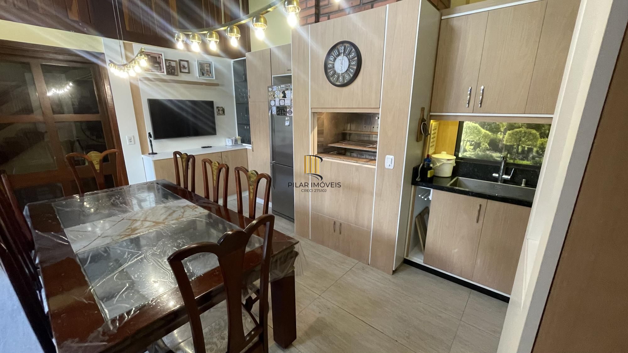 Casa térrea com 2 suítes com amplo pátio,