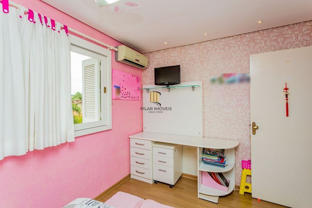 Casa em Condomínio com 3 dormitórios, suíte e 2 vagas cobertas.