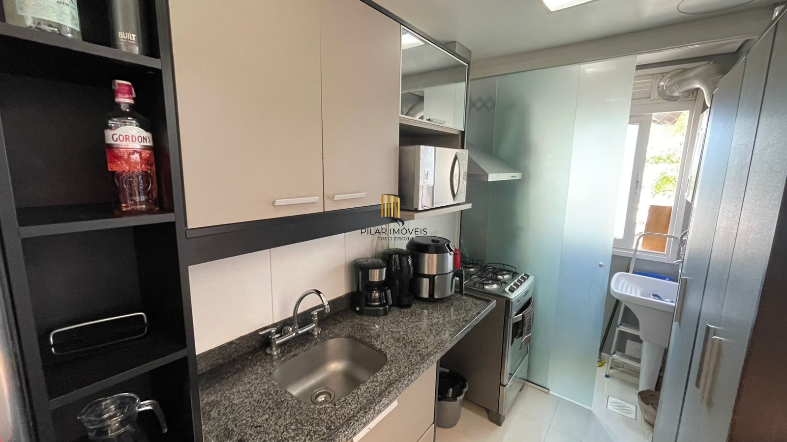 Apartamento mobiliado com sacada e churrasqueira